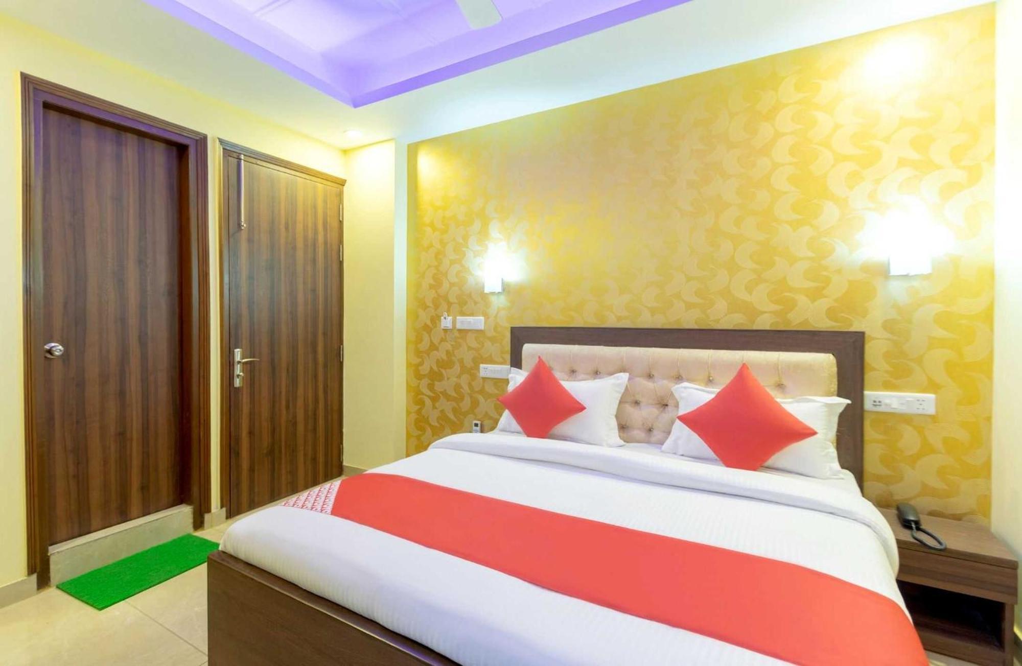 Super Oyo Hotel O Red Stone Inn Yeni Delhi Dış mekan fotoğraf