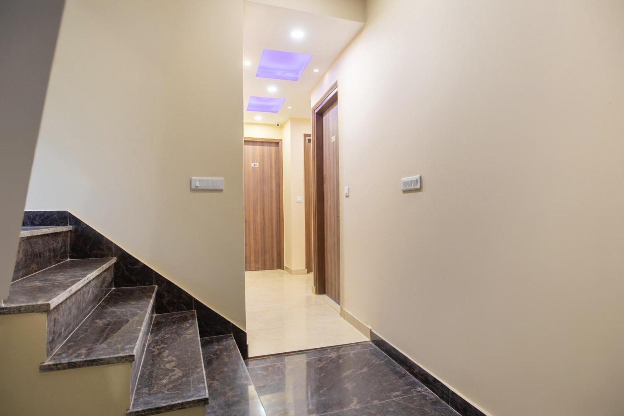 Super Oyo Hotel O Red Stone Inn Yeni Delhi Dış mekan fotoğraf