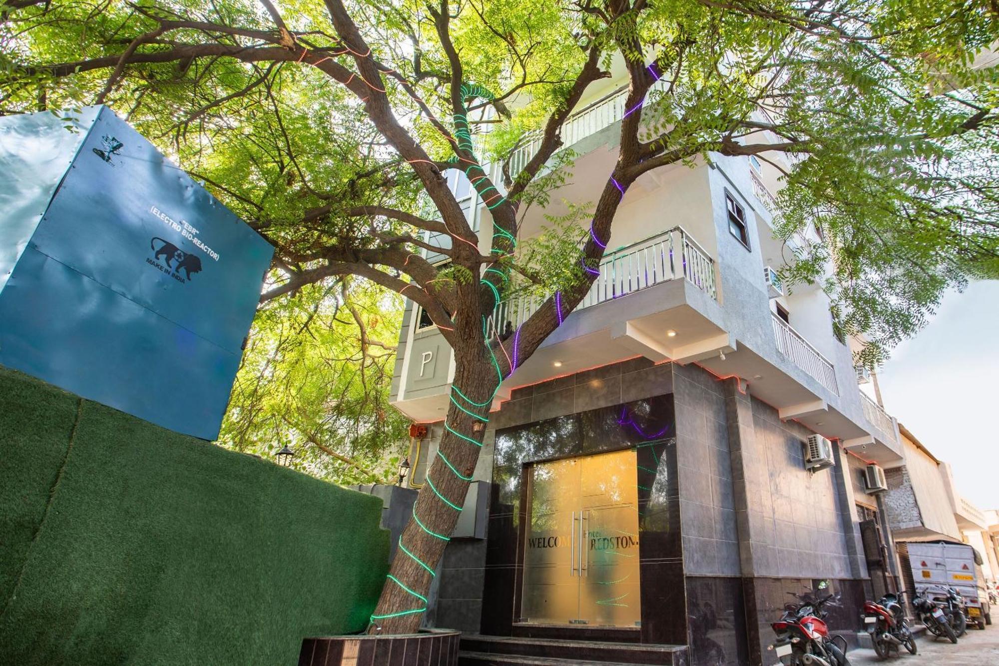 Super Oyo Hotel O Red Stone Inn Yeni Delhi Dış mekan fotoğraf