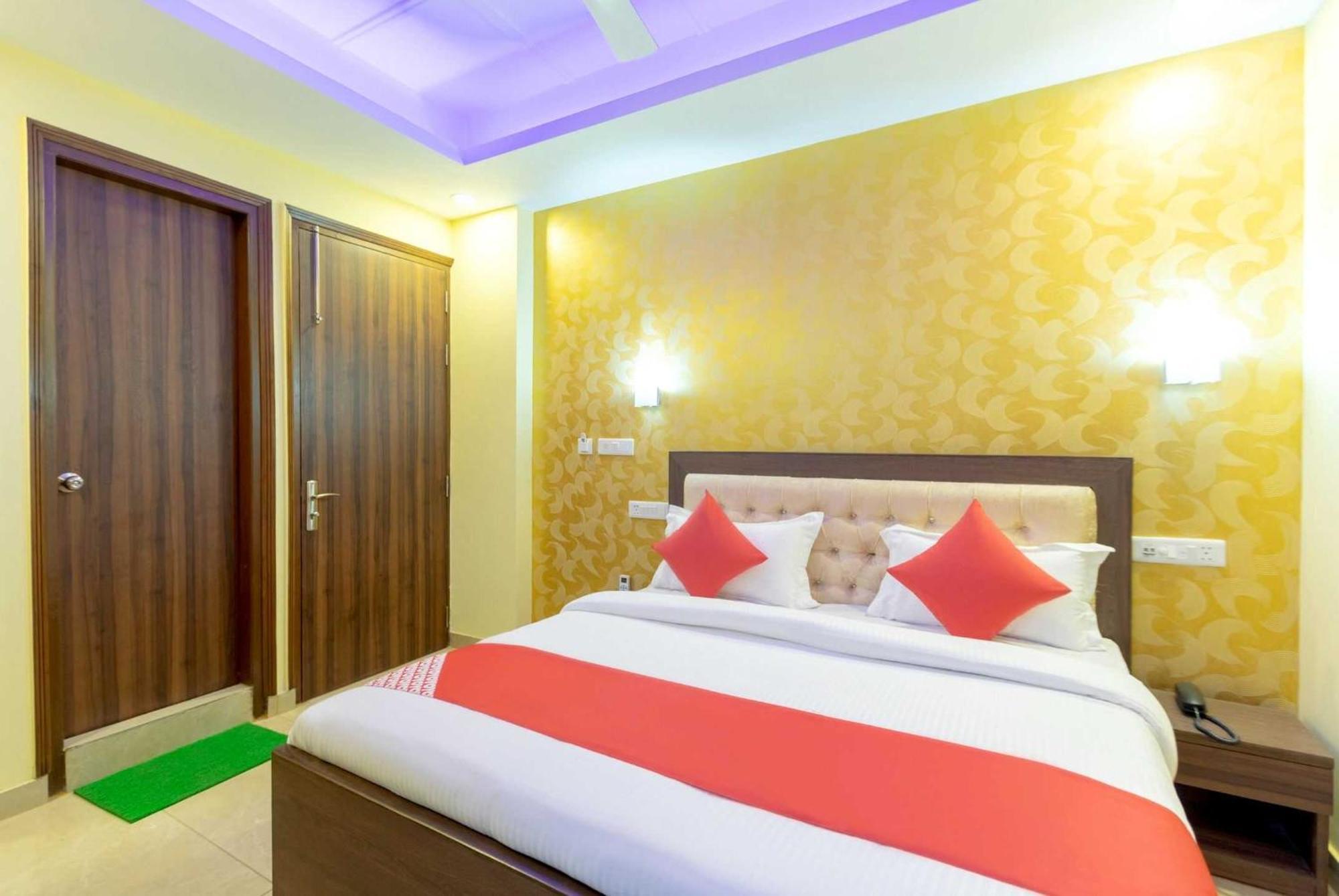 Super Oyo Hotel O Red Stone Inn Yeni Delhi Dış mekan fotoğraf