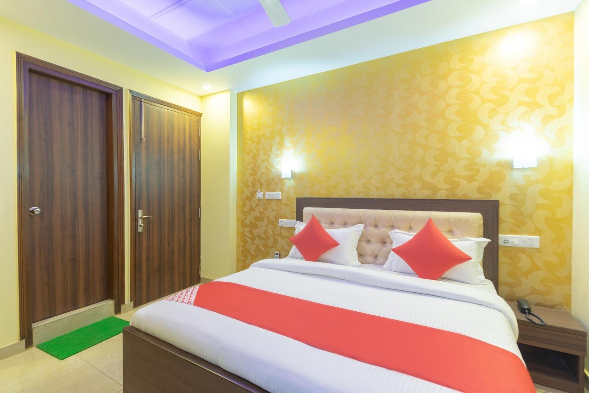 Super Oyo Hotel O Red Stone Inn Yeni Delhi Dış mekan fotoğraf