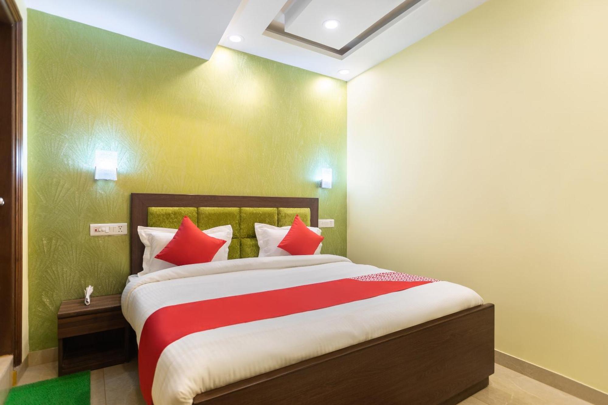 Super Oyo Hotel O Red Stone Inn Yeni Delhi Dış mekan fotoğraf